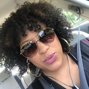 Meet your Posher, Johnela